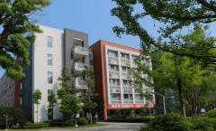 学校就组织力量赴先行省份调查学